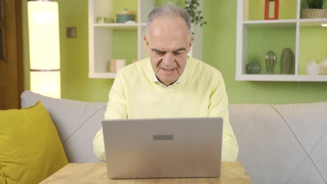Zu-Hause-Benutzt-Der-Alte-Mann-Keinen-Laptop,-Er-Erledigt-Seine-Arbeit-Im-Internet,-Er-Hat-Schwierigkeiten.