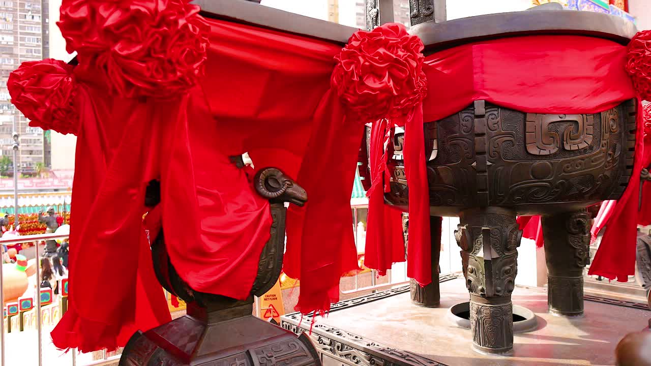 활기찬 은 천으로 장식 된 향불