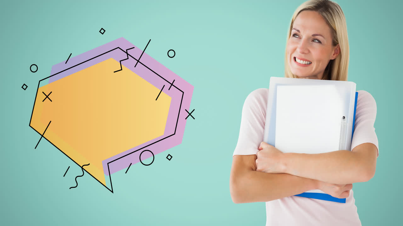 animación de burbuja de habla amarilla sobre mujer caucásica sonriente abrazando libros, en verde