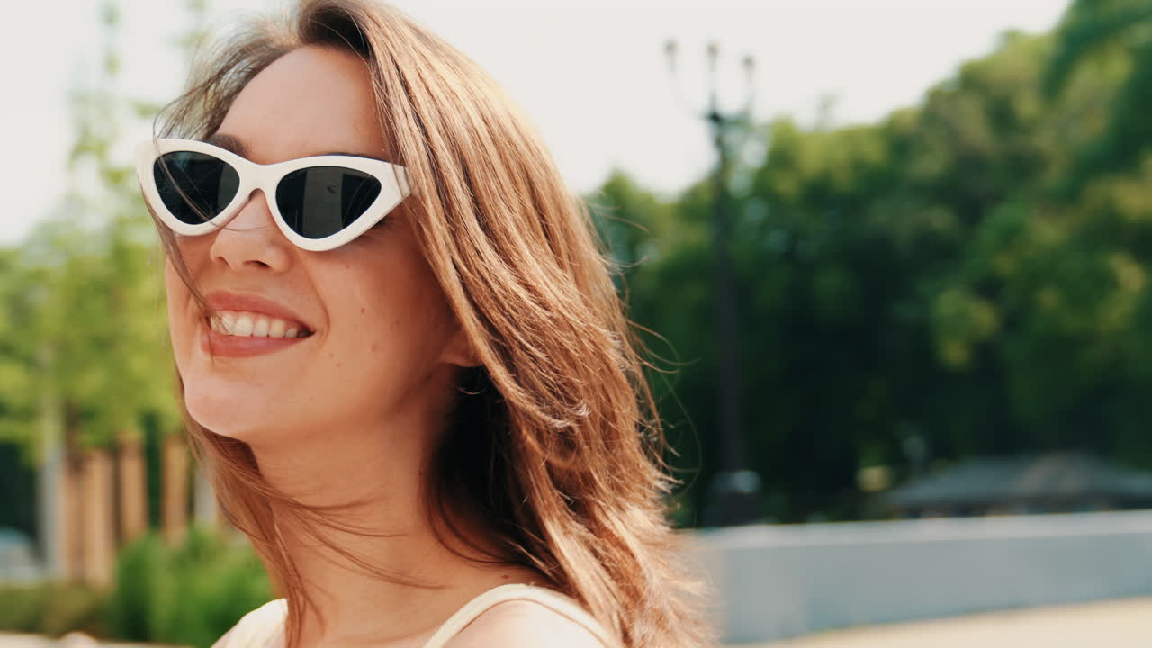 색 선글라스를 입은 여자