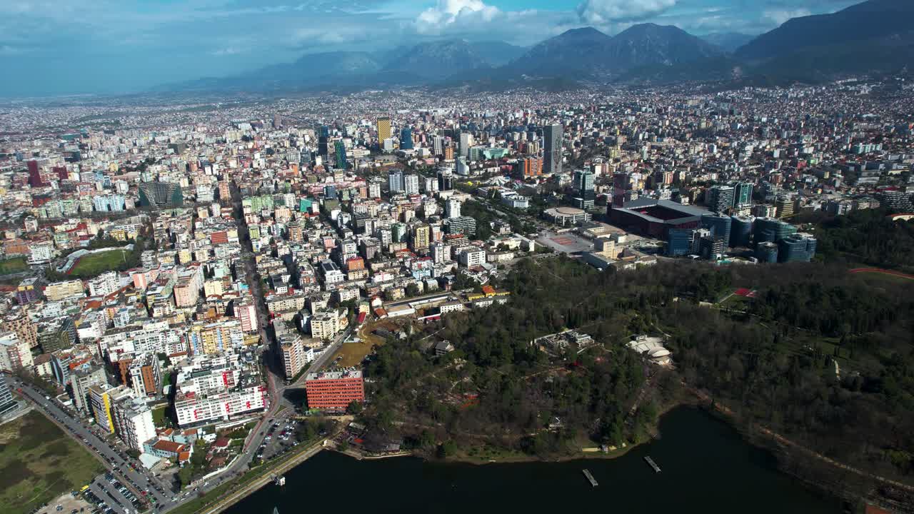 reflexiones del paisaje urbano: la vista de tirana desde el lago artificial, armonizando el diseño urbano con la serenidad de la vida frente al mar