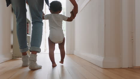 El-Bebé-Aprende-A-Caminar.-El-Niño-Pequeño-Da-Los-Primeros-Pasos-Con-El-Padre-Ayudando-Al-Bebé-A-Enseñarle-Al-Niño-En-Casa.