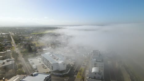 névoa fluindo sobre a cidade costeira e evaporando sobre a terra