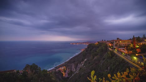 Ein-Abendlicher-Zeitraffer-Mit-Blick-Auf-Die-Prächtige-Klippe-Von-Taormina,-Italien