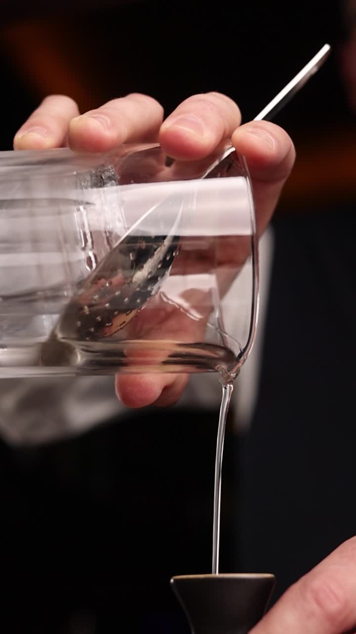 el camarero preparando un cóctel.