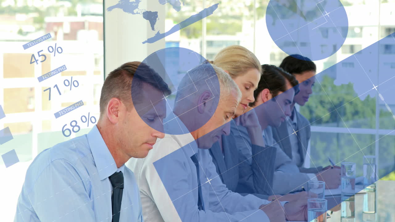 анимация обработки статистических данных над различными бизнесменами, обсуждающими вместе в офисе