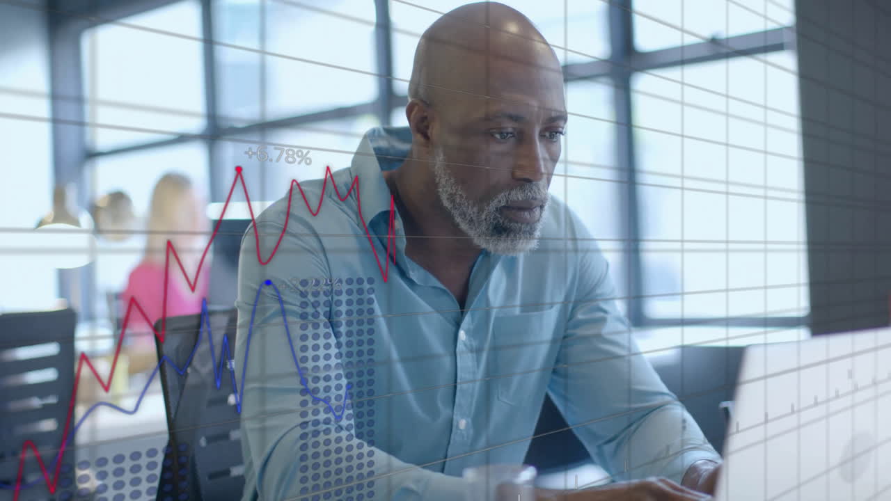 animación del procesamiento de datos financieros sobre un empresario afroamericano en el cargo