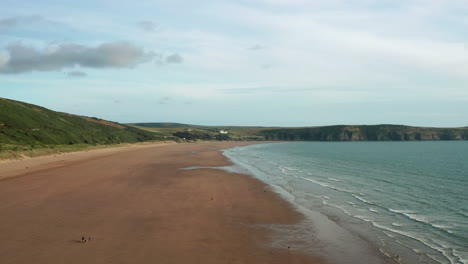 Luftaufnahme-Von-Urlaubern-An-Einem-Breiten-Sandstrand-Bei-Sonnenuntergang