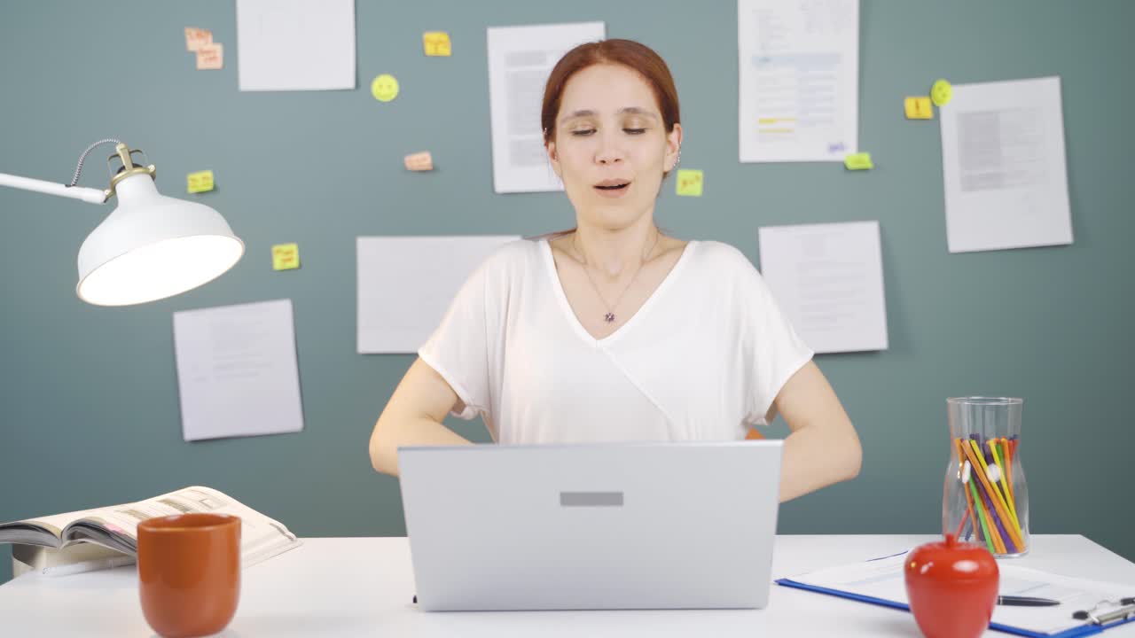 일을 끝내고, 여자는 휴식을 취합니다.