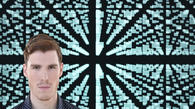 Animazione di un uomo caucasico sorridente che guarda la telecamera con cartelle fluttuanti e icona di sicurezza digitale