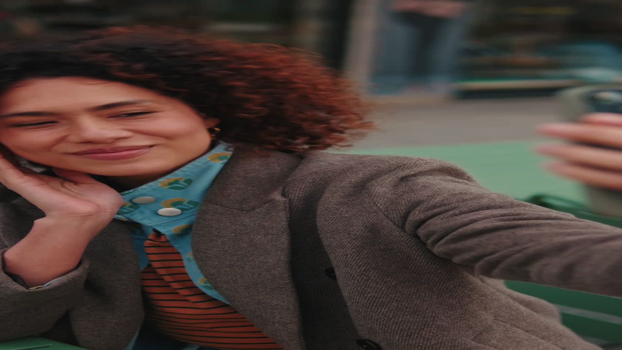 mujer tomando una selfie al aire libre