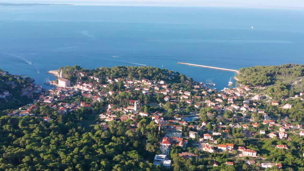 sobrevuelo aéreo de veli losinj, croacia en un día soleado