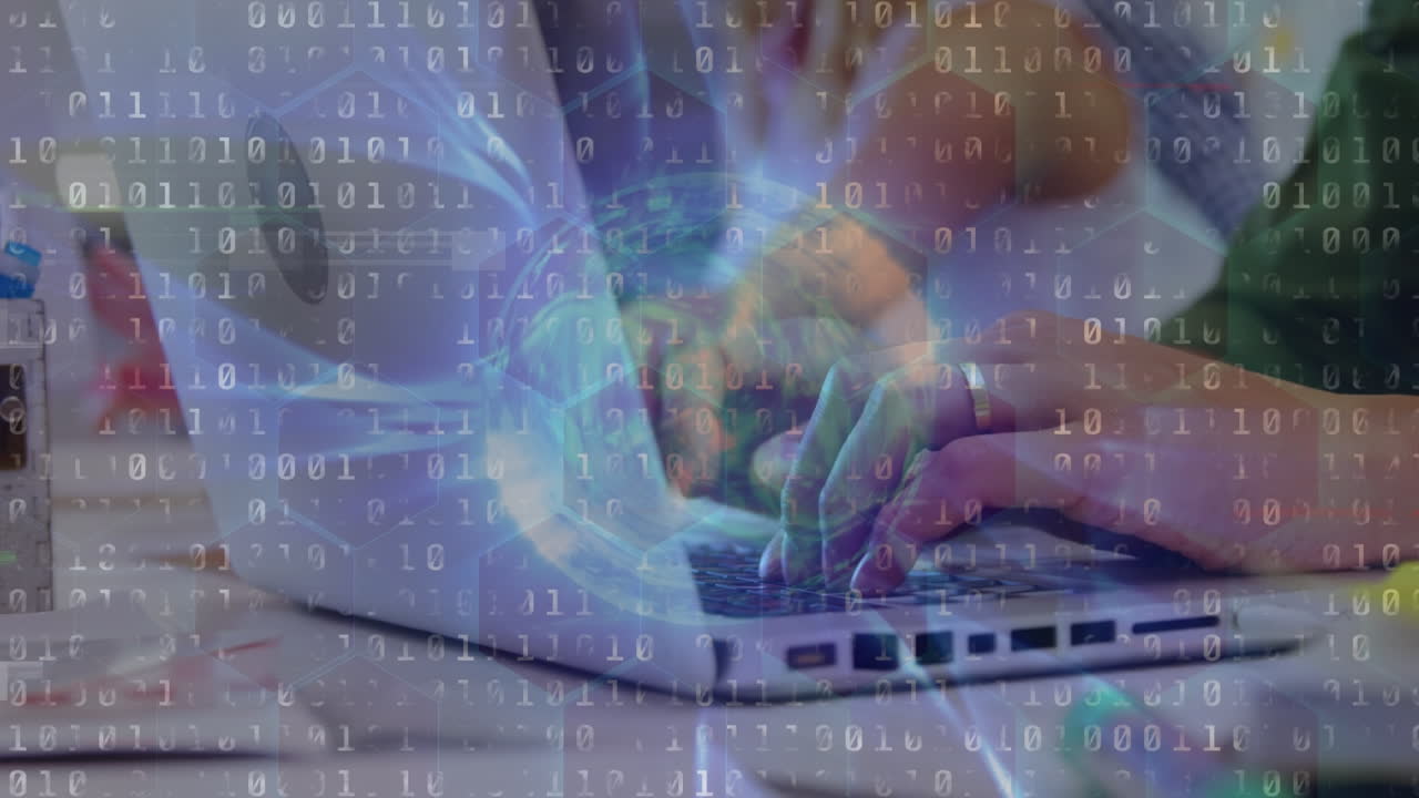 노트북을 사용하는 사람 위의 데이터 처리 애니메이션