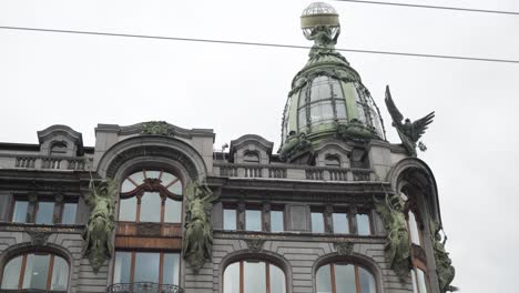 façade de bâtiment orné à saint-pétersbourg