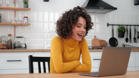 estudiante ganadora de mujeres rizadas celebrando la admisión a la universidad, portátil