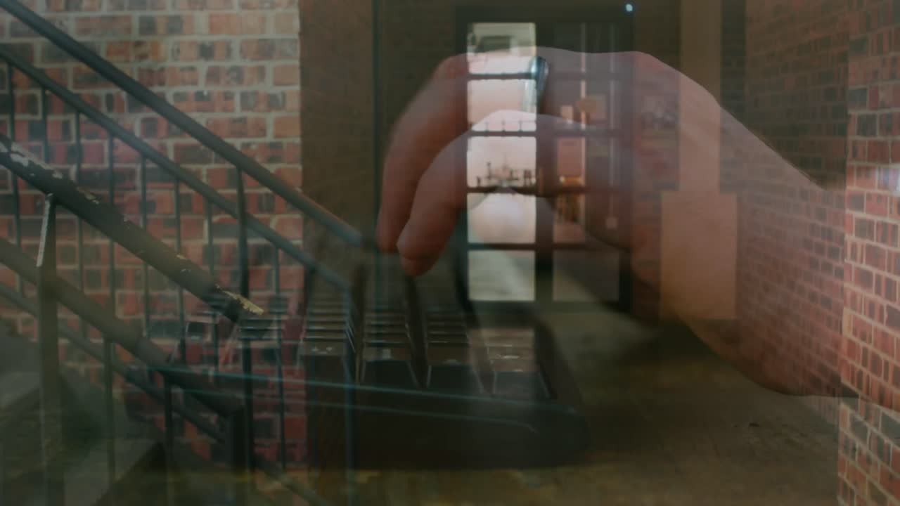 animación de procesamiento de datos sobre mujer caucásica usando portátil en el almacén