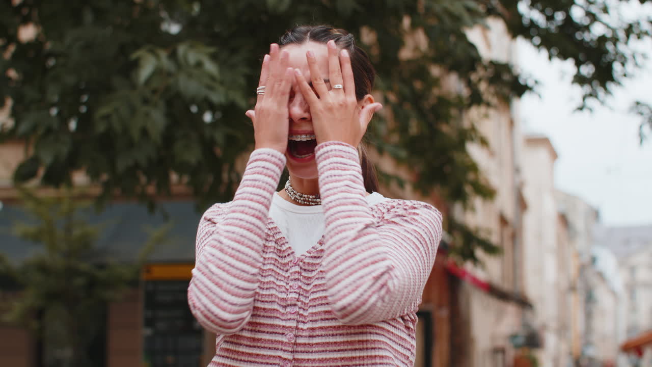 분노한 젊은 여성은 스트레스, 긴장 문제, 충격, 분노, 신경 싸움으로 비명을 지르고 있습니다.