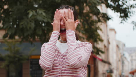 irritada joven enojada grita por el estrés problemas de tensión shock rabia pelea nerviosa