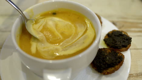 soupe à la crème mélangée avec cuillère dîner savoureux au café