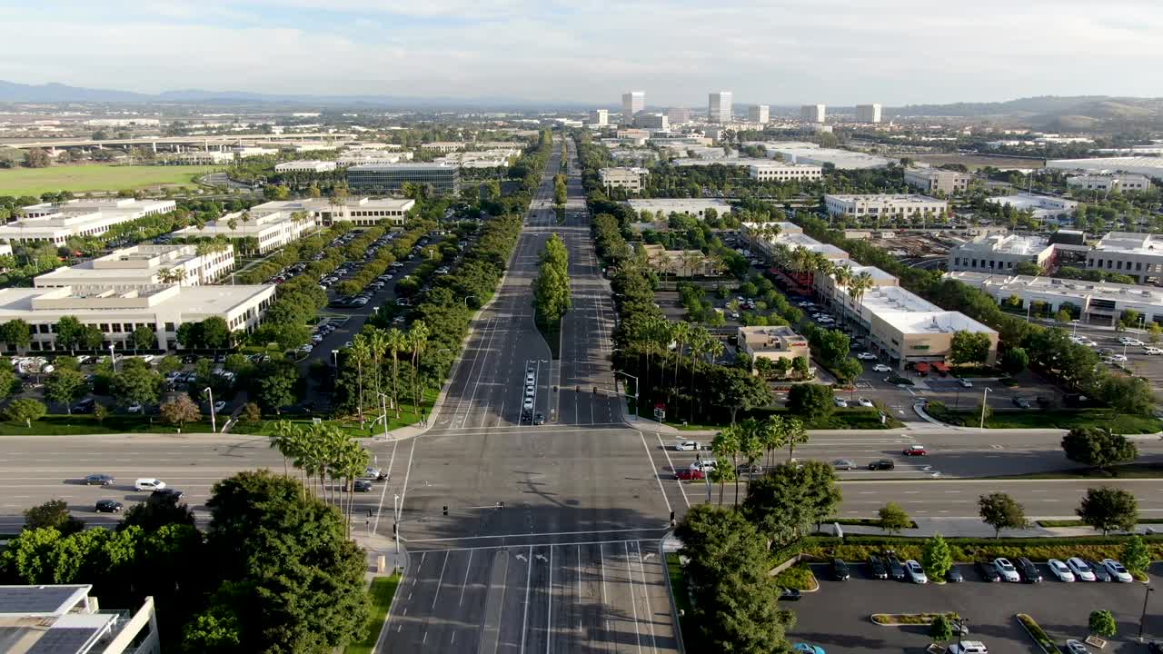 주차장과 도로로 둘러싸인 새로운 사무실 건물과 함께 비즈니스 및 금융 구역의 공중 풍경