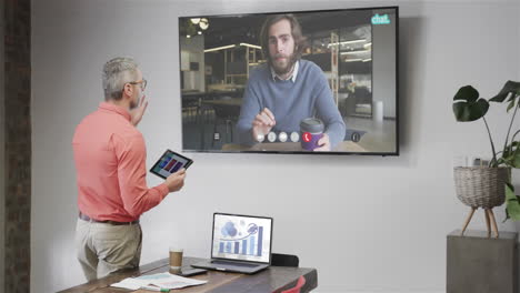hombre de negocios afroamericano en videollamada con un colega caucásico en la pantalla