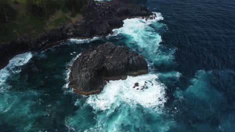 Fuertes-Olas-Del-Océano-Rompen-En-La-Isla-De-Roca-Basáltica-En-La-Isla-Norfolk,-Australia