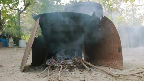 cocinar estofado de pescado en una olla al aire libre