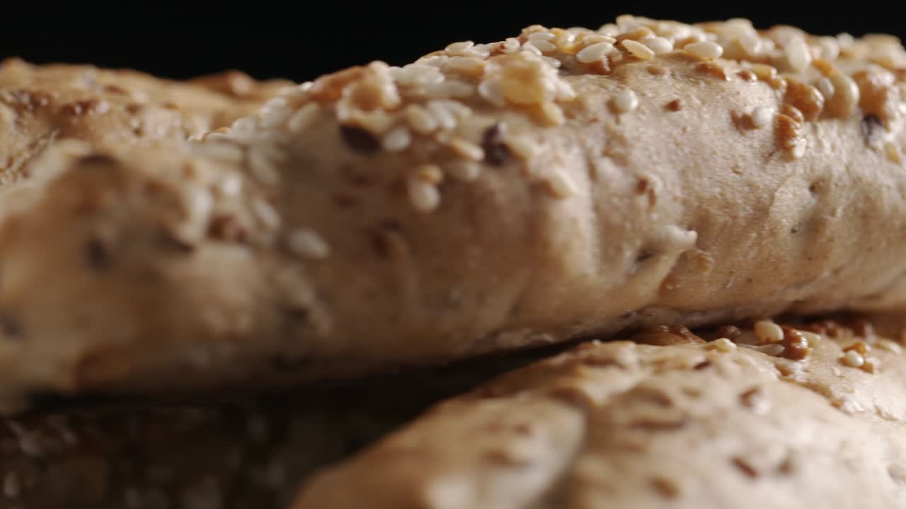 Filmato di baguette di pane che ruota su sfondo nero