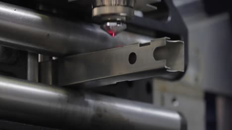 corte con láser y gas de metal, tecnología industrial moderna.