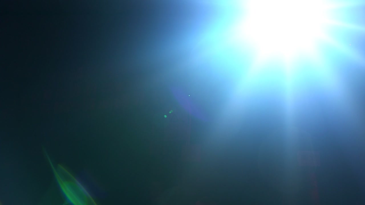 디스코 나 콘서트 를 위한 스 ⁇  라이트 가 카메라 를 향해 곧바로 빛나고 있다