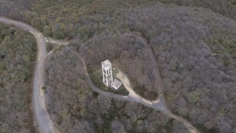 imágenes de drones dando vueltas alrededor de una torre de vigilancia contra incendios