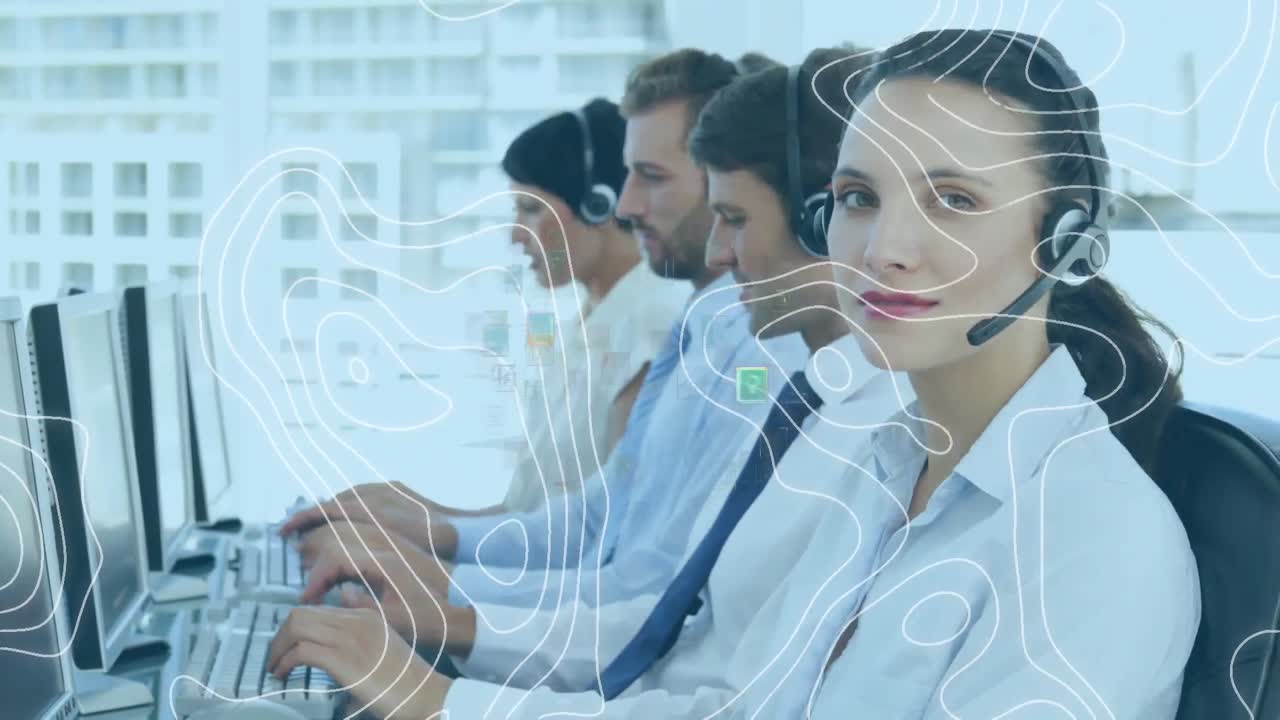 animación del globo y el mapa del mundo sobre personas de negocios que usan auriculares de teléfono