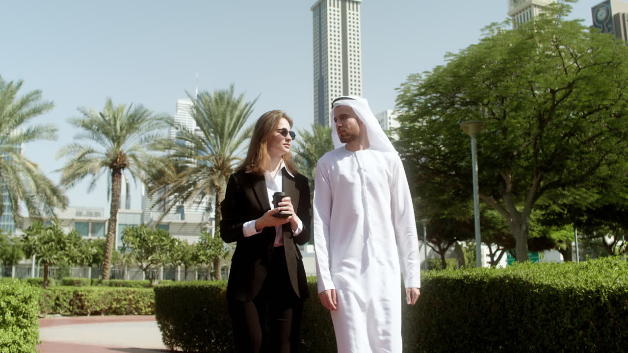 dos personas hablando de negocios.