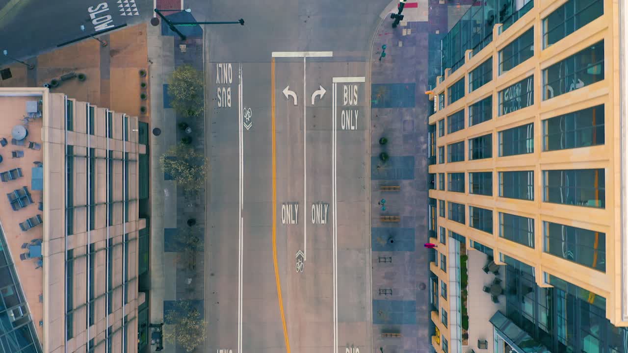 covid-19 팬데 기간 동안 집에 머무르는 동안 덴버 시내의 4k 드론 영상