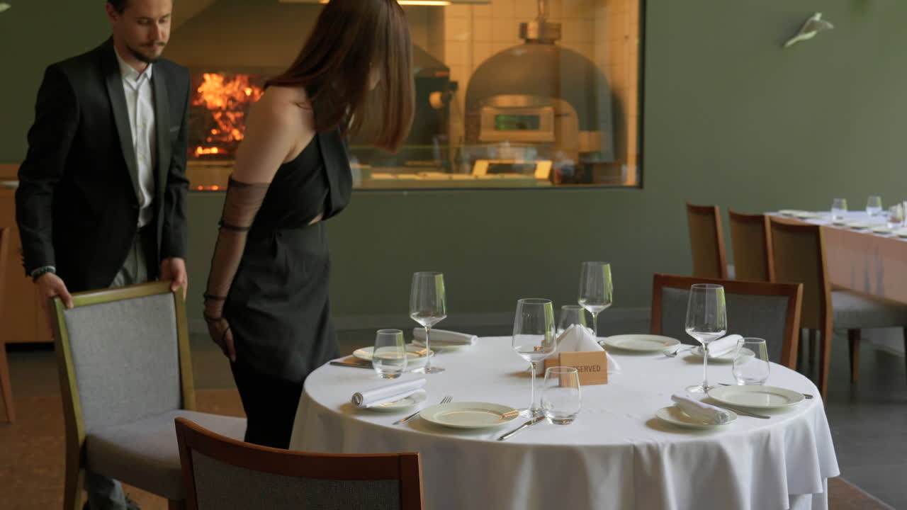 로맨틱한 데이트를 하는 젊은 커플