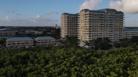 Drone-Dirigiéndose-Hacia-Y-Sobre-Un-Edificio-En-Florida