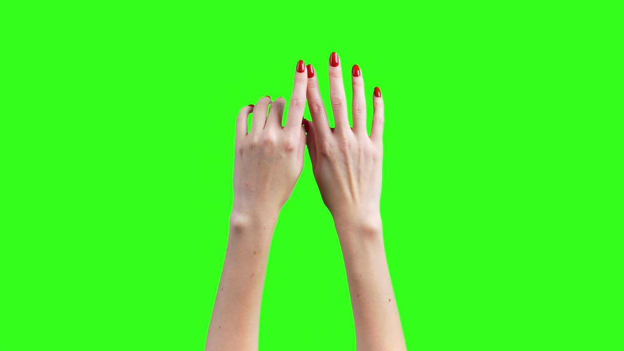 여성 손의 비디오는 녹색 배경에 손가락을 보여줍니다.