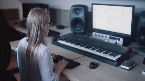 mujer emprendedora freelance tipos en la computadora en la oficina