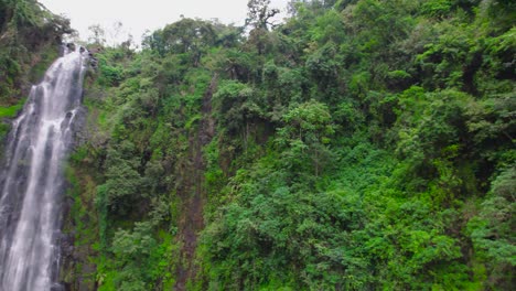 Der-Materuni-Wasserfall-Ist-Einer-Der-Wasserfälle-Im-Mware-Fluss-In-Tansania