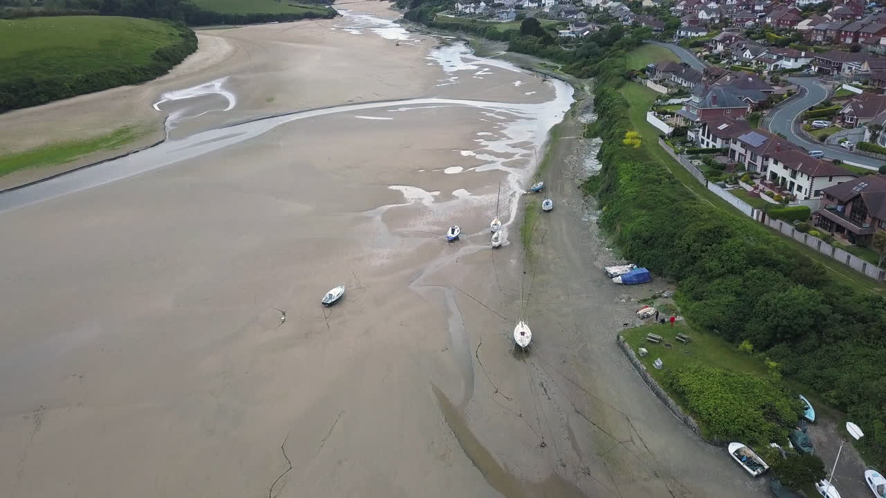 영국 콘월의 펜티어 마을과 썰물 때 강 개넬에 있는 보트