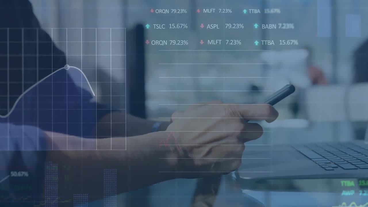 animación del procesamiento de datos del mercado de valores contra la sección media de un hombre que usa un teléfono inteligente en la oficina