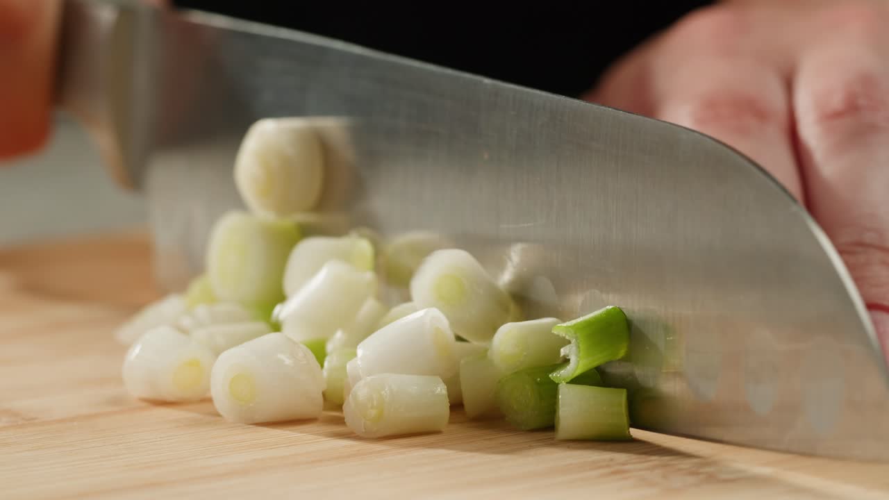 초록 양파를 잘라