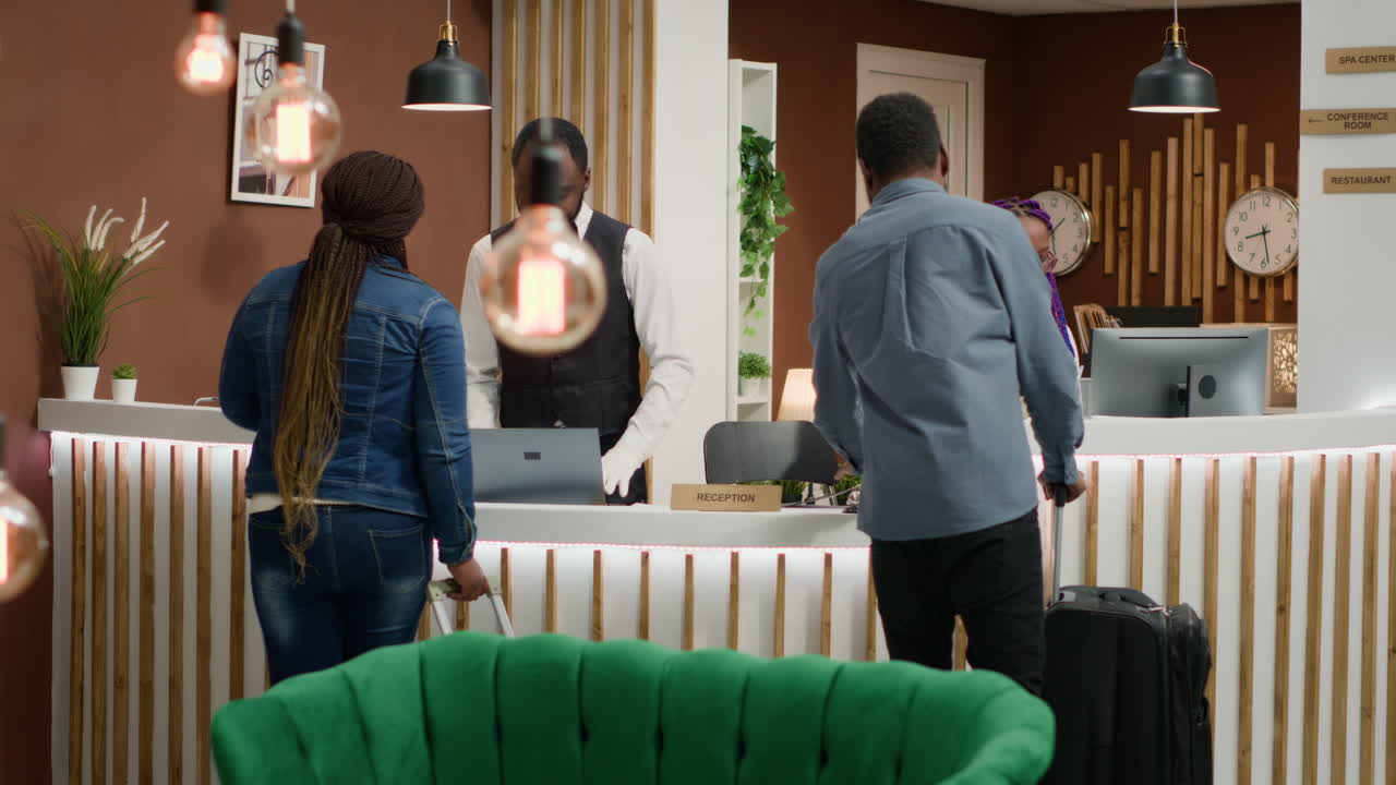 una pareja afroamericana llega al hotel.