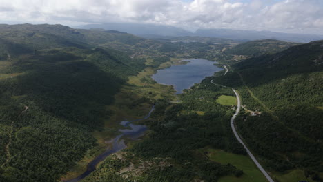 Drohnenansicht-Der-Norwegischen-Landschaft