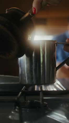 vertiendo agua de la tetera en la taza