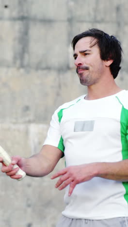 deportista cansado de pie con la raqueta