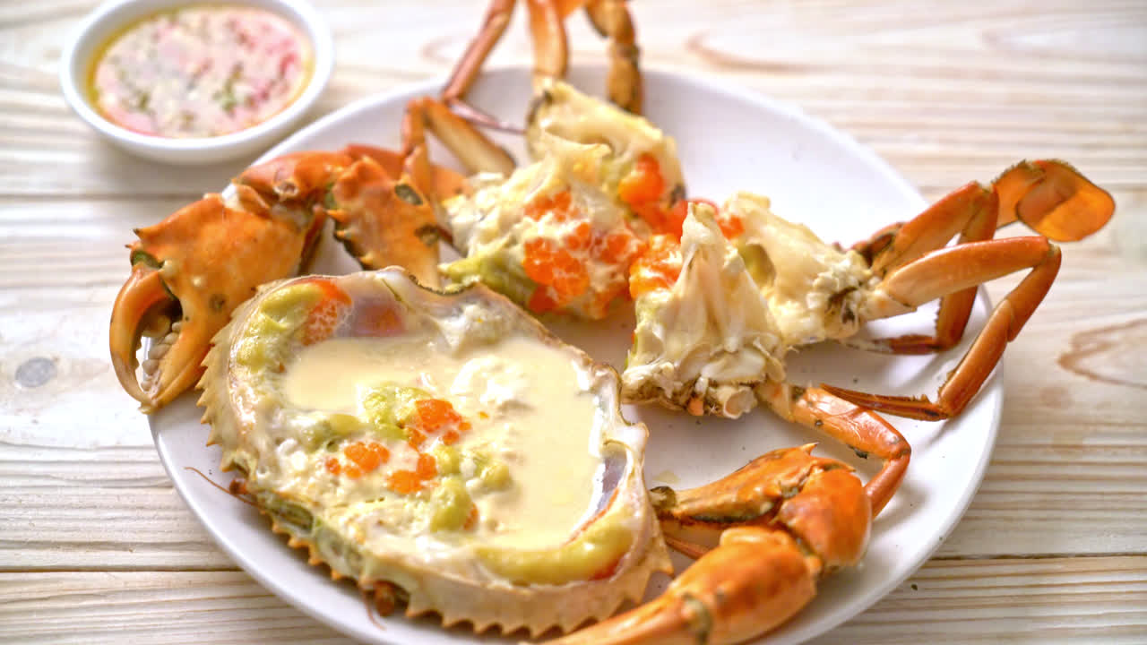 매콤한 해물 소스를 곁들인 신선한 우유를 곁들인 계란 게찜