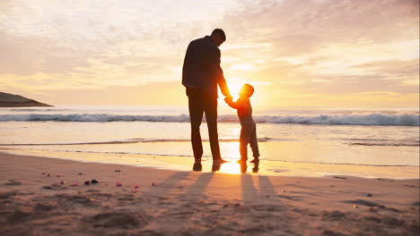 Playa,-Padre-E-Hijo-Tomados-De-La-Mano