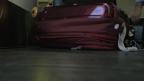 maleta en la cinta transportadora de equipaje en el aeropuerto