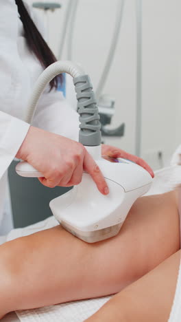 el masaje anticelulito del cosmetólogo hace que una mujer vacío de cavitación rf levantamiento de piernas de spa procedimiento